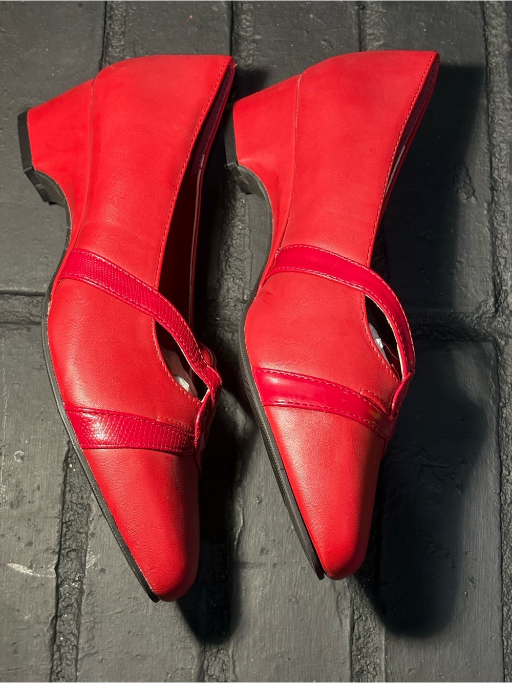 Comfort-well by Beacon Red Low Wedge Pumps Pointed Toe Strappy Heels 8.5W - Picture 4 of 5